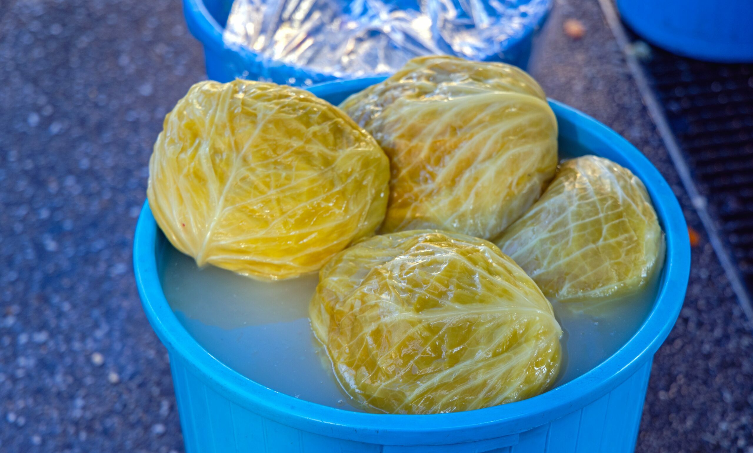 Când se pune varza la murat, potrivit tradiției românești. Ce să adaugi în butoi, pentru a căpăta o nuanță roz