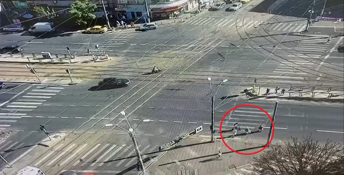 O femeie de 71 de ani a MURIT după ce a fost lovită pe trecerea de pietoni de un tânăr pe trotinetă. Bărbatul e cercetat pentru ucidere din culpă