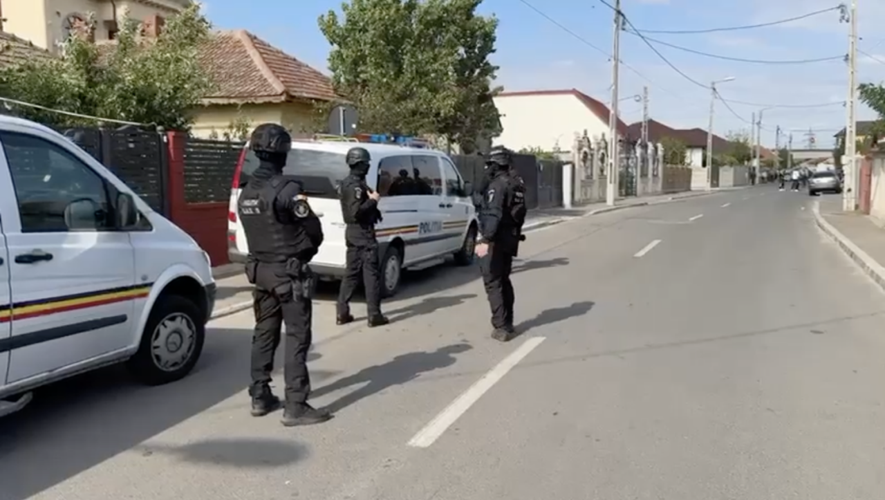 Zeci de mascați au împânzit zona în care s-a desfășurat războiul în toată regula dintre clanurile interlope din Craiova