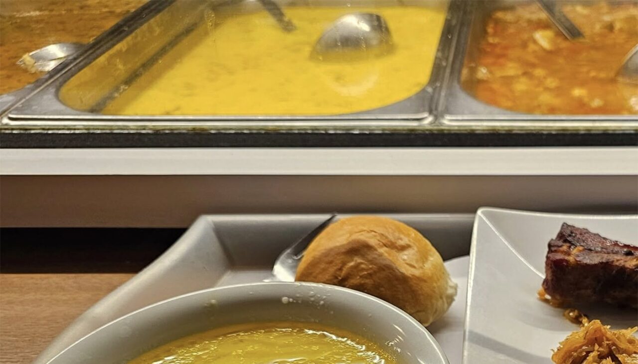 Ce a primit să mănânce un turist care a comandat „meniul zilei” la 30 lei, într-o autoservire din Eforie Nord