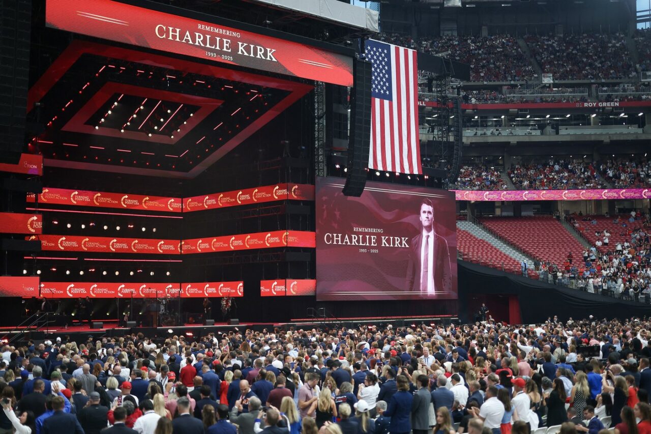 Președintele Americii, Donald Trump a ajuns la FUNERALIILE lui Charlie Kirk. Întreaga conducere politică a SUA este prezentă