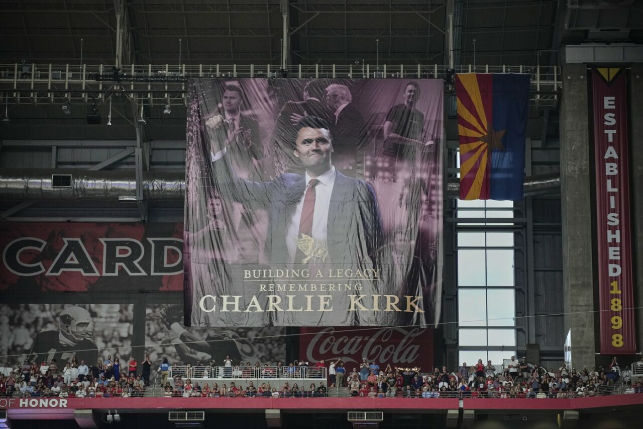 Încep FUNERALIILE lui Charlie Kirk. Trump se numără printre cei care vor ține discurs. Întreaga conducere politică a SUA este prezentă