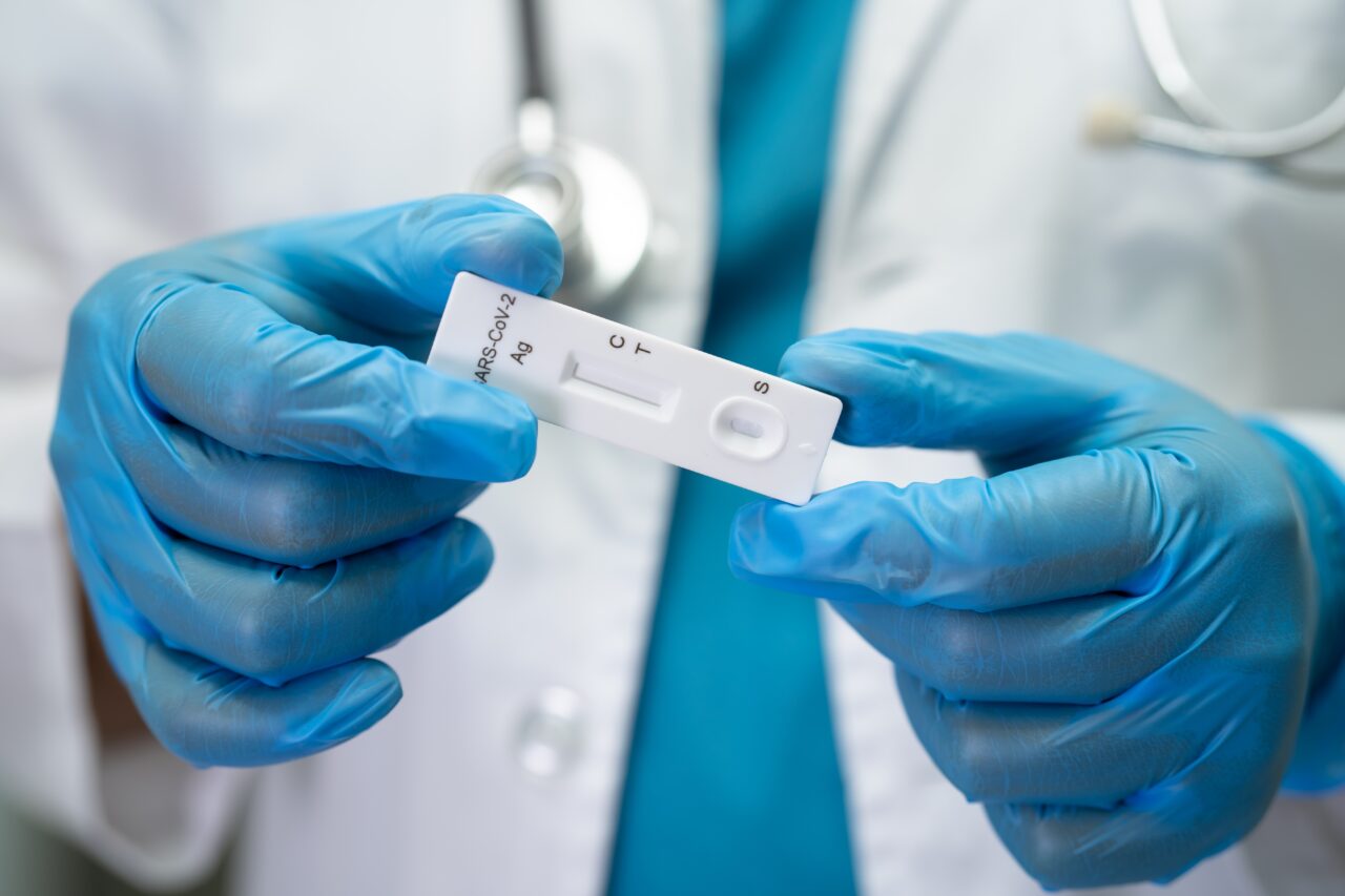 Conferință controversată la Brașov. Au fost promovate teorii conspiraționiste despre vaccinarea anti-COVID, morți subite și controlul maselor