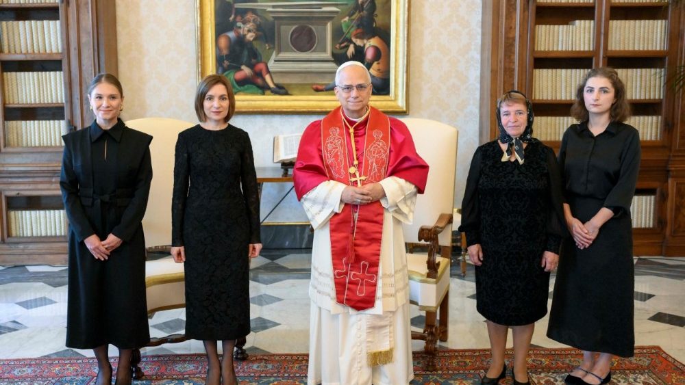 Maia Sandu, în audiență la VATICAN, cu mama, sora și o consilieră. „Sanctitatea Sa m-a asigurat că Moldova este auzită”