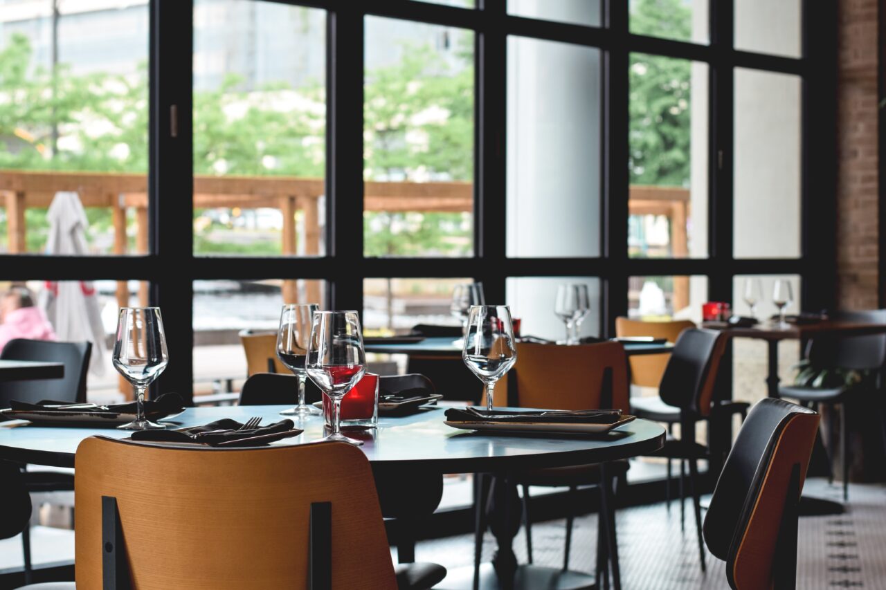 Restaurantele au rămas fără clienți, din cauza creșterii prețurilor: „Un cuplu a comandat o limonadă la două pahare”