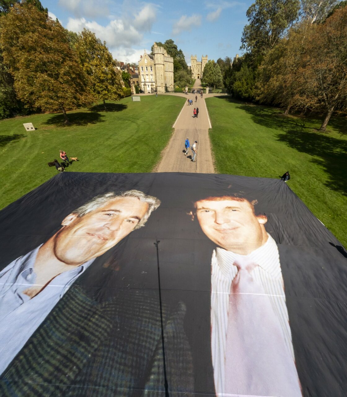 Imagini cu Trump și Epstein, proiectate pe Castelul WINDSOR. Patru persoane au fost reținute