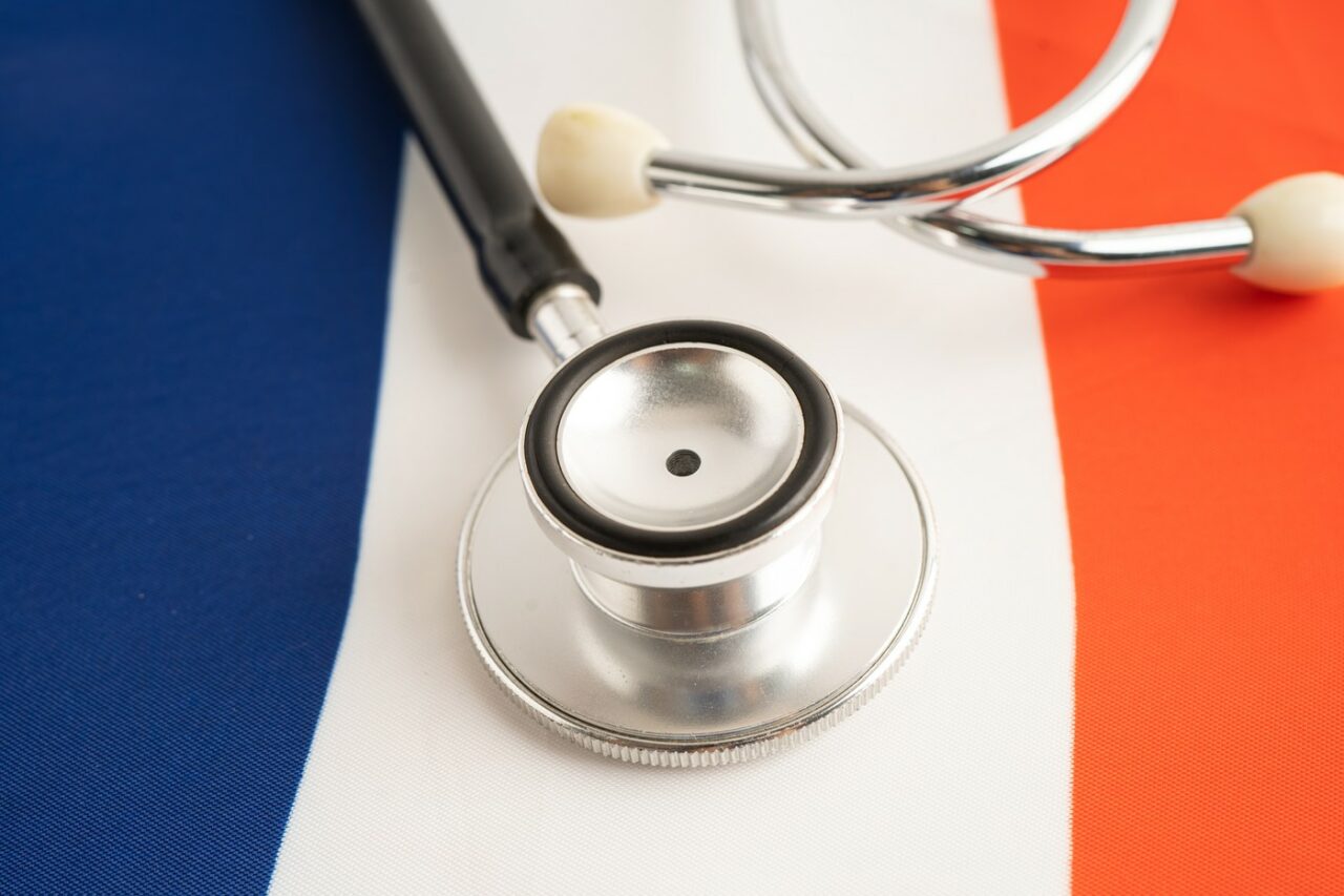 Consultații medicale la domiciliu pentru persoanele neasigurate. În ce cazuri pot beneficia românii de aceste servicii