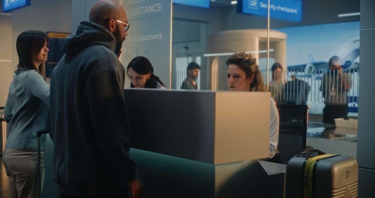 Reguli noi pentru românii care stau la coadă la ghișee: Riscă să fie dați afară și amendați usturător