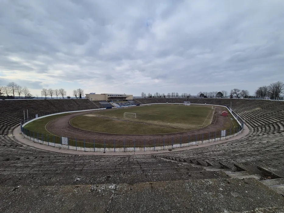 Un STADION uriaș din România, construit la ordinul lui Ceaușescu, se prăbușește sub propria greutate