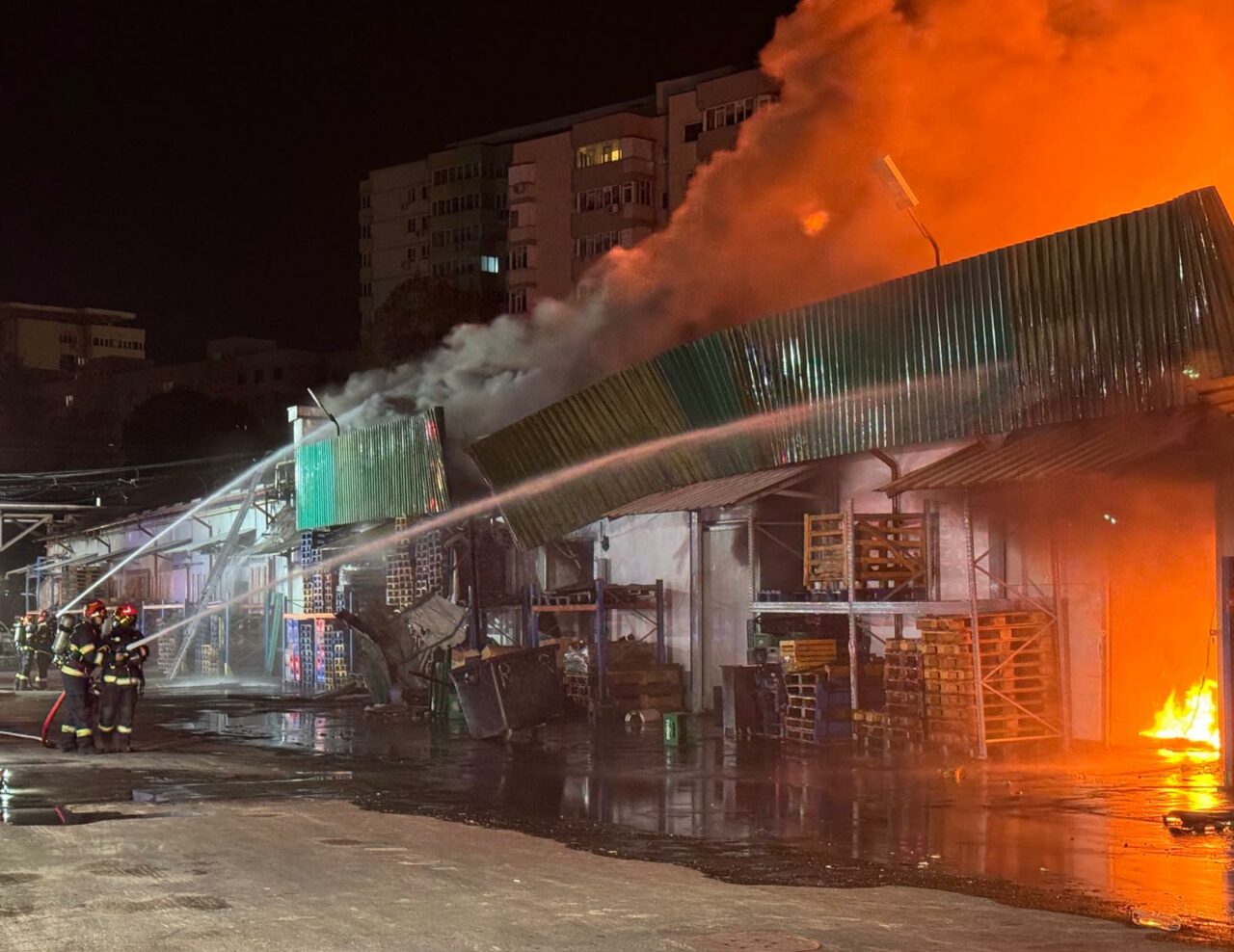 Incendiul din Sectorul 2. 14 autospeciale ale pompierilor acționează la fața locului/Ce au depistat stațiile de monitorizare a calității aerului