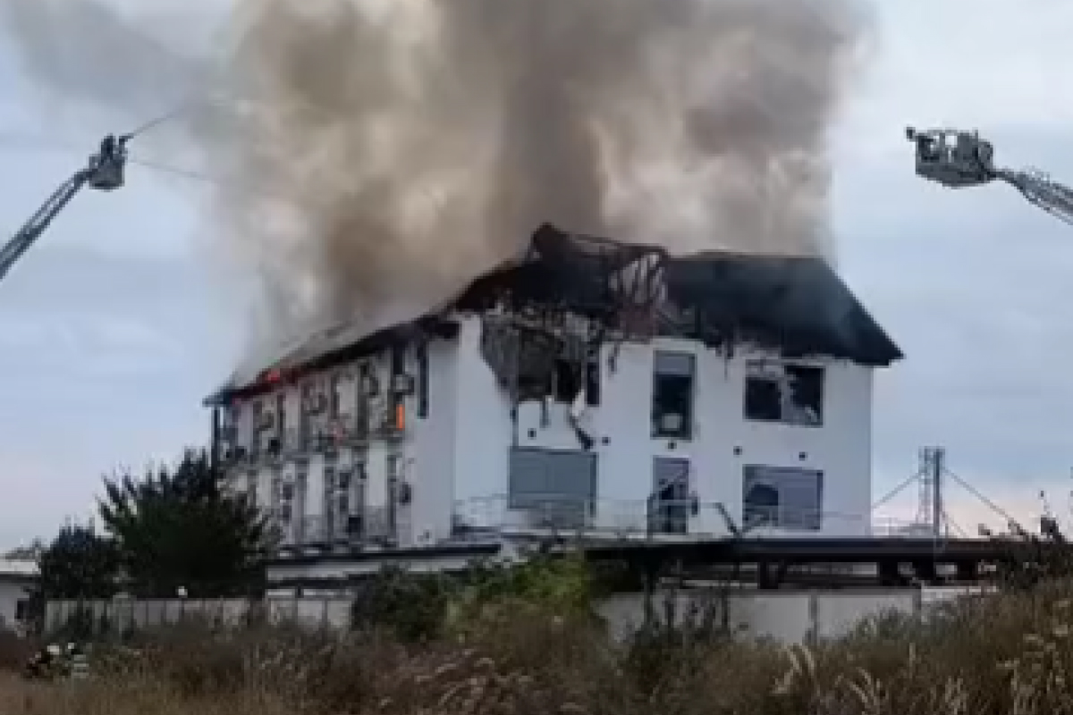 INCENDIU violent la un hotel din Prahov. Flăcările au cuprins acoperișul clădirii pe o suprafață de 500 de metri. Două persoane sunt date dispărute
