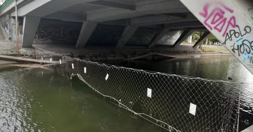 Podul IOR din Sectorul 3, București, intră într-o stare de degradare accelerată. Bucăți de beton din infrastructură se prăbușesc în lac