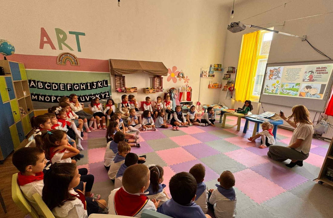 Copii de grădiniță, costumați în „șoimi ai patriei” la deschiderea anului școlar. Poliția a deschis dosar penal pentru „propagandă COMUNISTĂ”