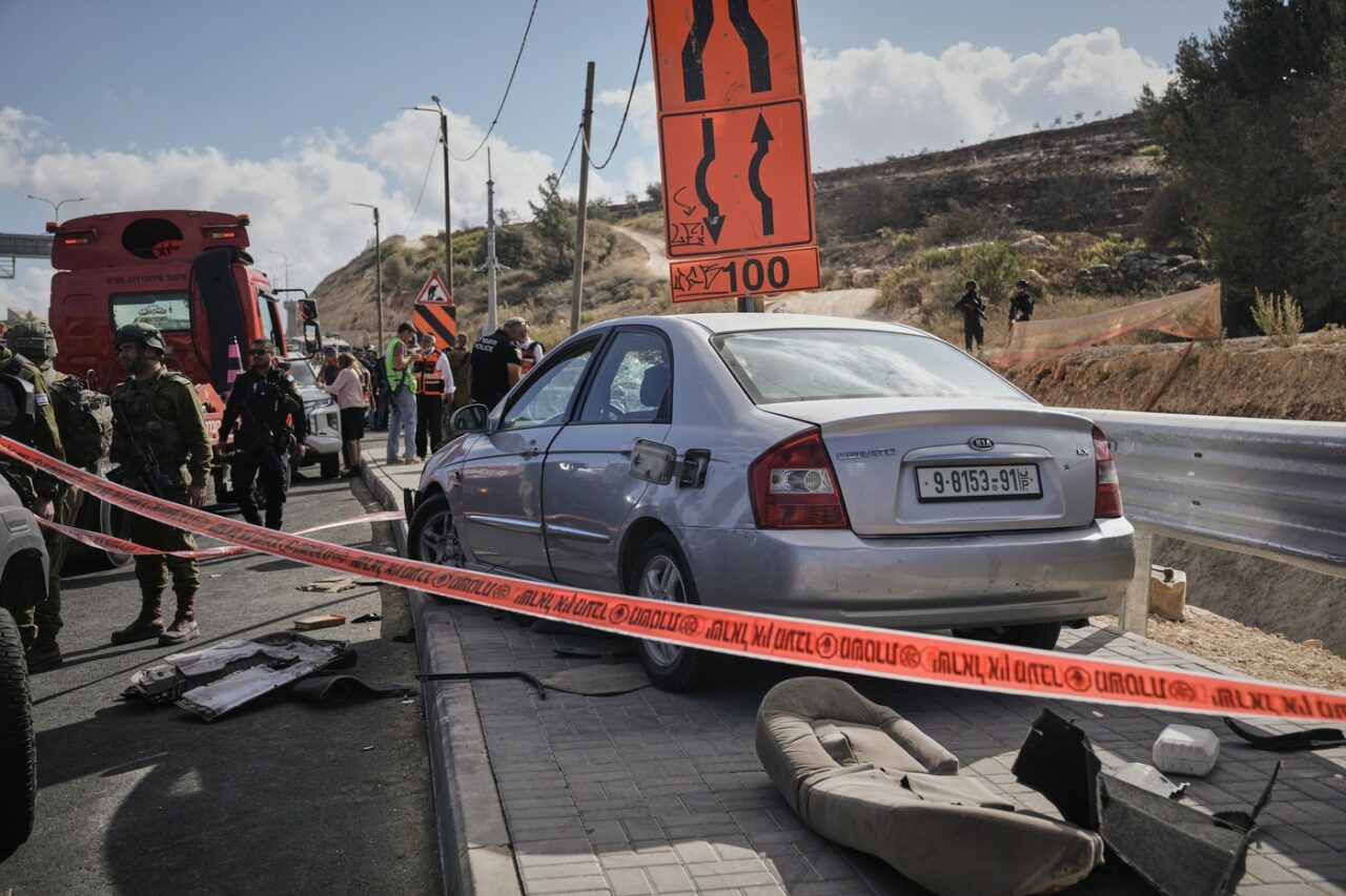 Doi israelieni, răniți după ce au fost atacați cu masina de un PALESTINIAN, la periferia Ierusalimului