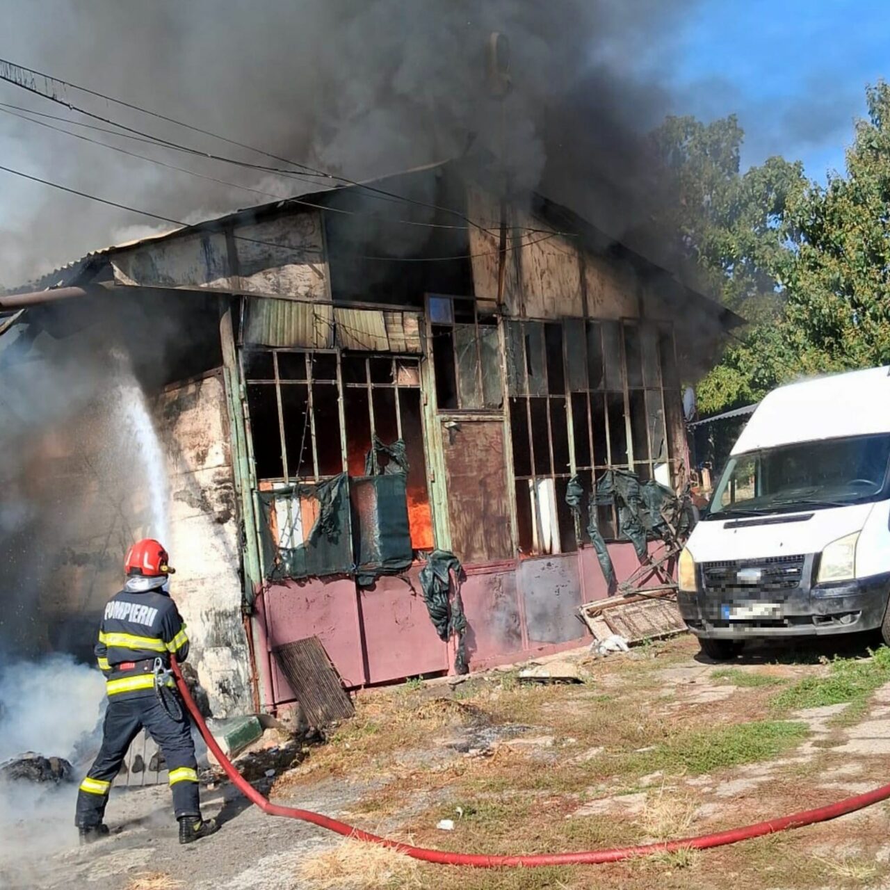 Incendiu de vegetație în Giurgiu, provocat de o afumătoare: 11 gospodării au fost cuprinse de flăcări