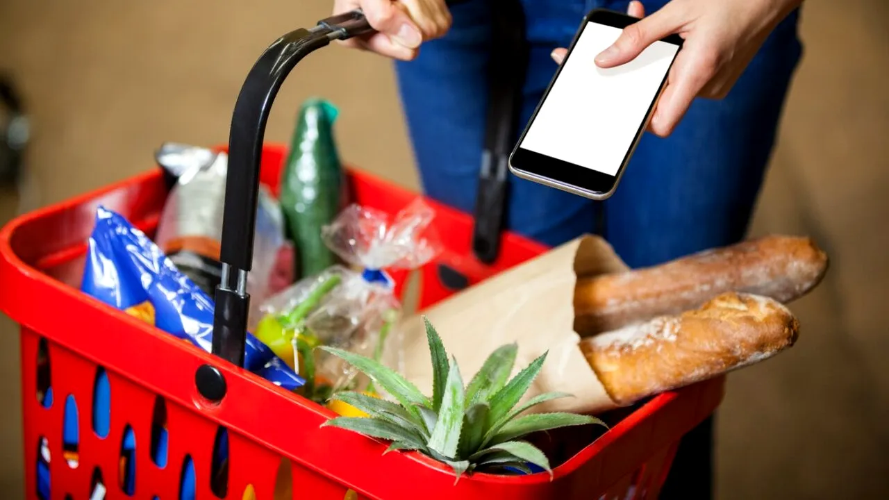 Guvernul extinde plafonarea adaosului comercial la alimentele de bază. Cum arată LISTA produselor cu adaosul comercial plafonat până în martie 2026