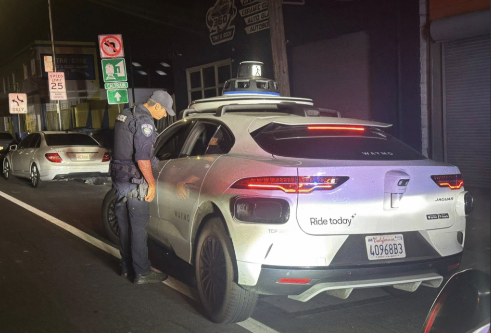 O mașină fără șofer a fost AMENDATĂ în America. „Bolidul indisciplinat” a refuzat să sufle în fiolă