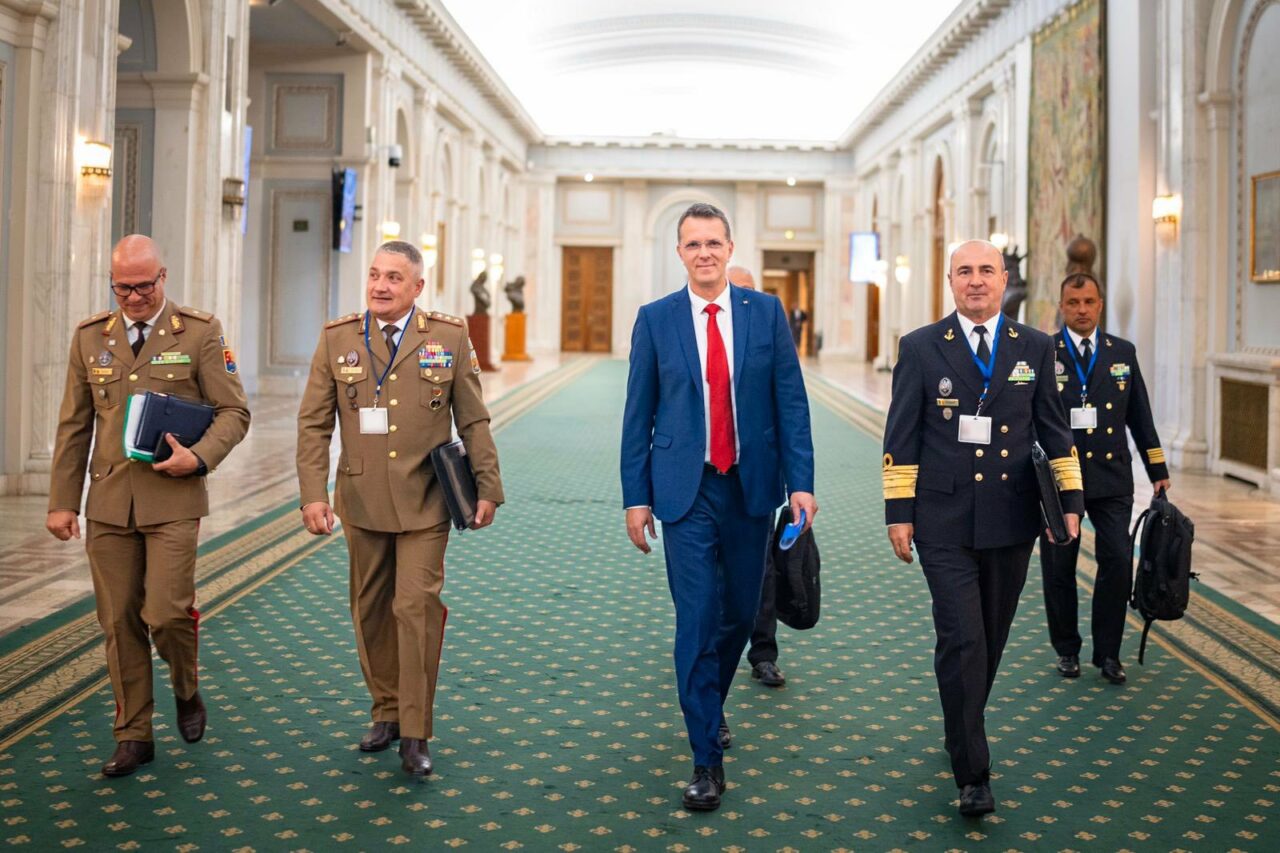 Nu avem operatori de drone, dar ministrul Apărării a găsit ARMA perfectă contra dronelor rusești. „Să ai ochi, privire dincolo de linia orizontului”