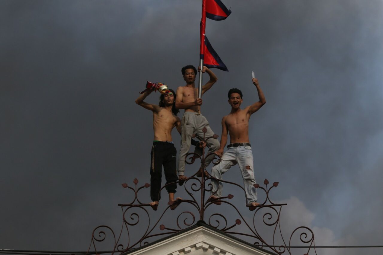 Prim-ministrul Nepalului a demisionat în urma degenerării protestelor generației Z, cauzate de interzicerea rețelelor de socializare