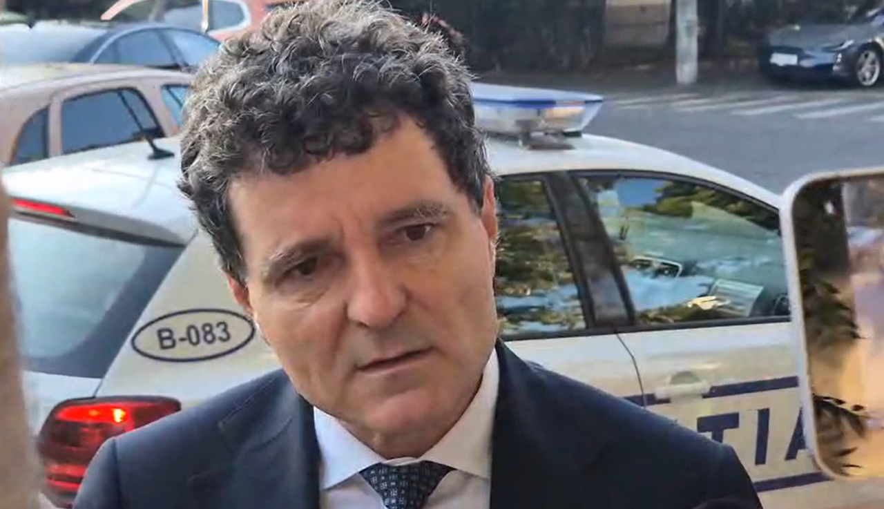 Nicușor Dan și-a dus copilul la școală, în prima zi. Profesorii, în stradă. Președintele îi cheamă la Cotroceni, după o vară de proteste