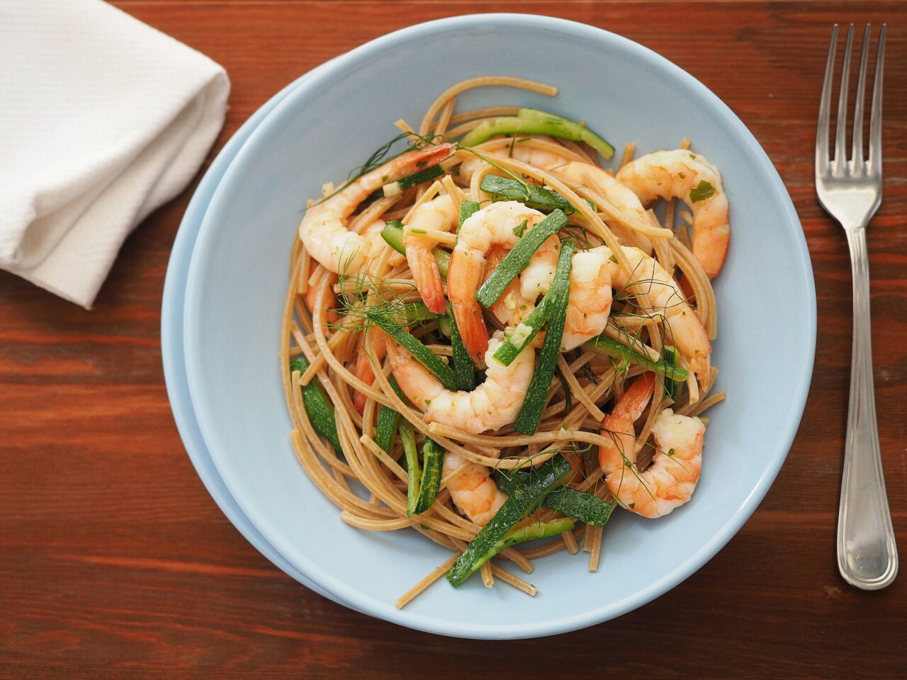 Rețeta rapidă de paste din dovlecel cu creveți. Este gata în 15 minute și poate fi soluția ideală pentru o cină sănătoasă, când ești în criză de timp