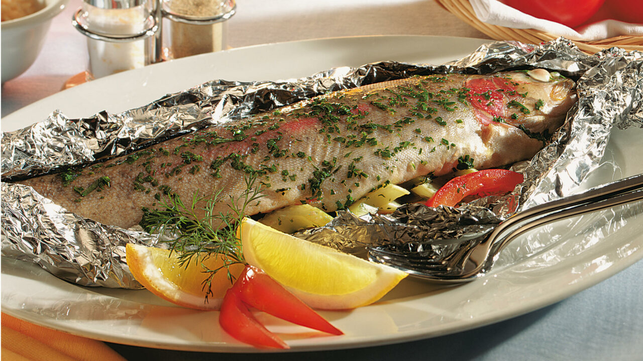 PĂSTRĂV la cuptor cu lămâie, rețeta simplă care face dintr-o cină obișnuită un adevărat festin. Secretul de care trebuie să ții cont
