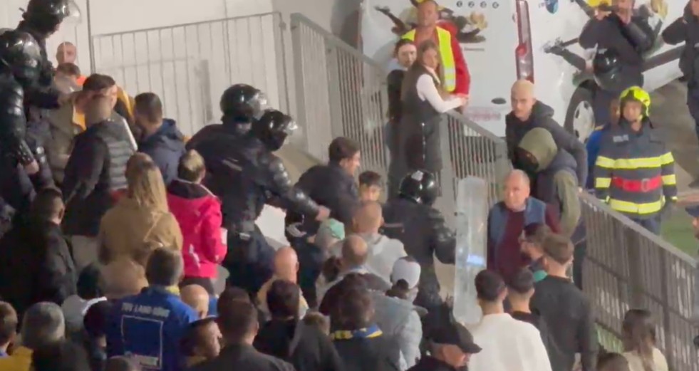 VIDEO | Incidente la Primvs Derby. Doi fani ai Petrolului, ridicați de jandarmi! Motivul pentru care au fost evacuați de pe stadion