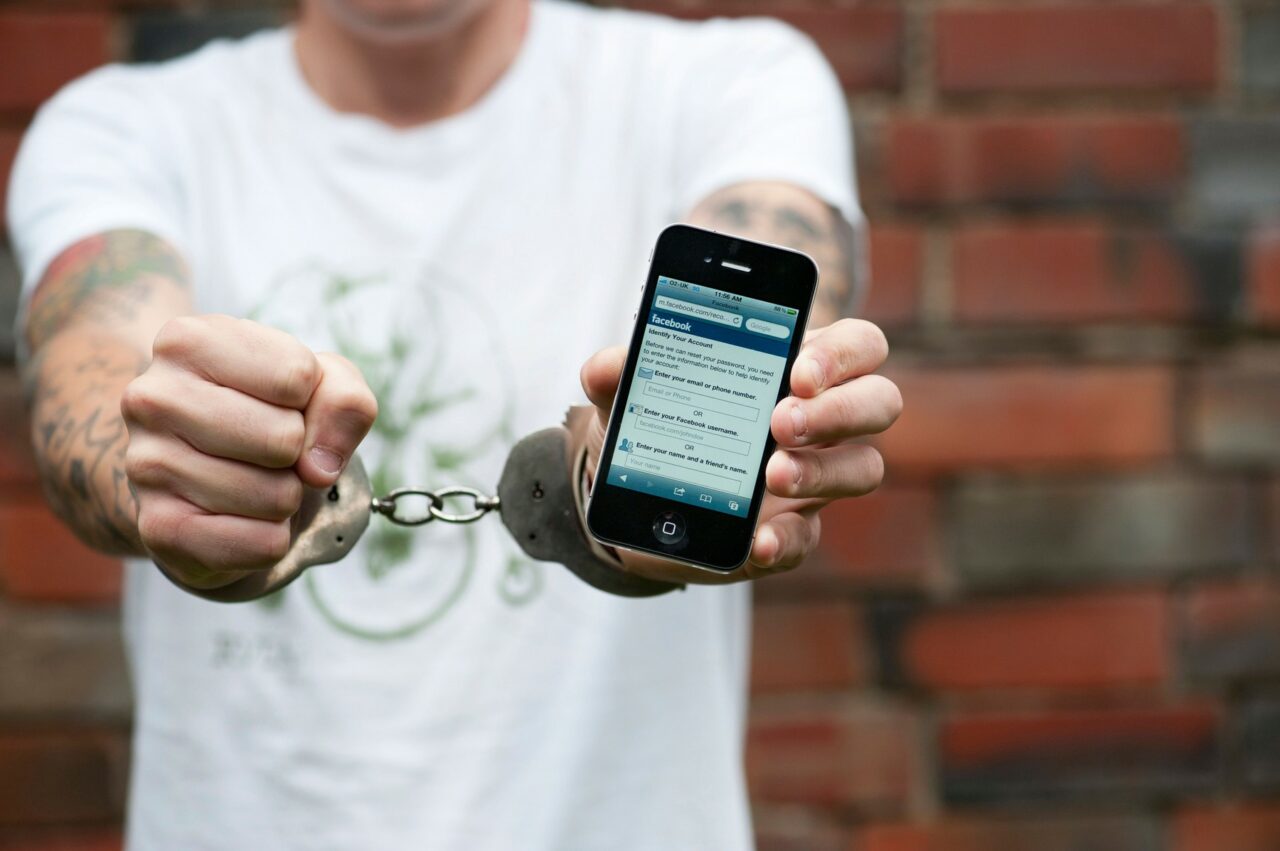 Noi AMENINȚĂRI cu comiterea unor „masacre”, trimise miercuri dimineață către școli și spital. Un adolescent de 17 ani, dus la audieri