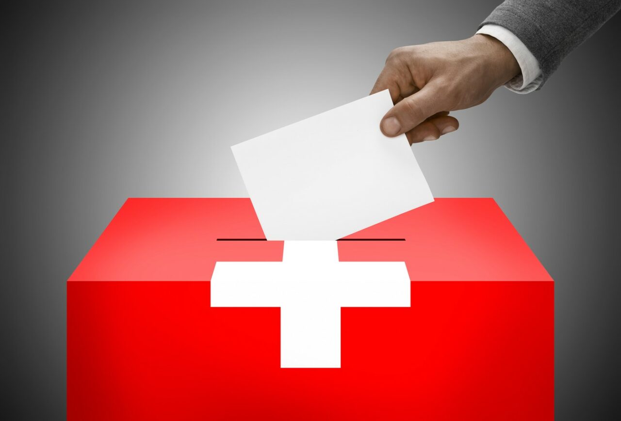 Elvețienii, chemați la urne să decidă cu privire la introducerea cărților de identitate ELECTRONICE