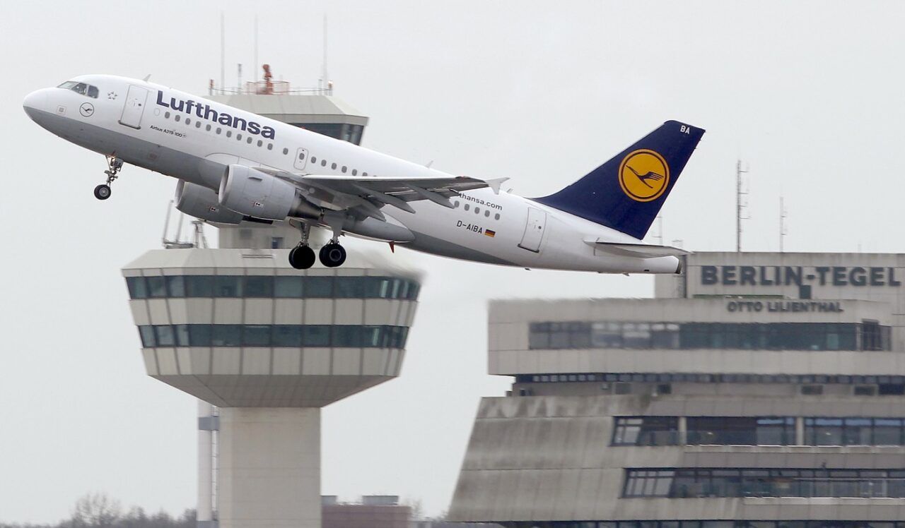 Compania aeriană Lufthansa anunță concedieri masive. Câți oameni va da afară până în 2030