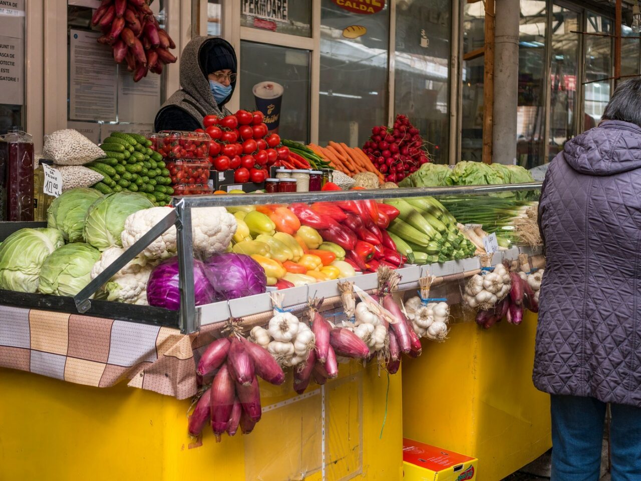 LEGUMA românească, cunoscută drept „vedeta murăturilor” de Milișăuți, scumpă la piață: producătorii cer 1 leu pe kg, clienții plătesc chiar 10 lei/kg