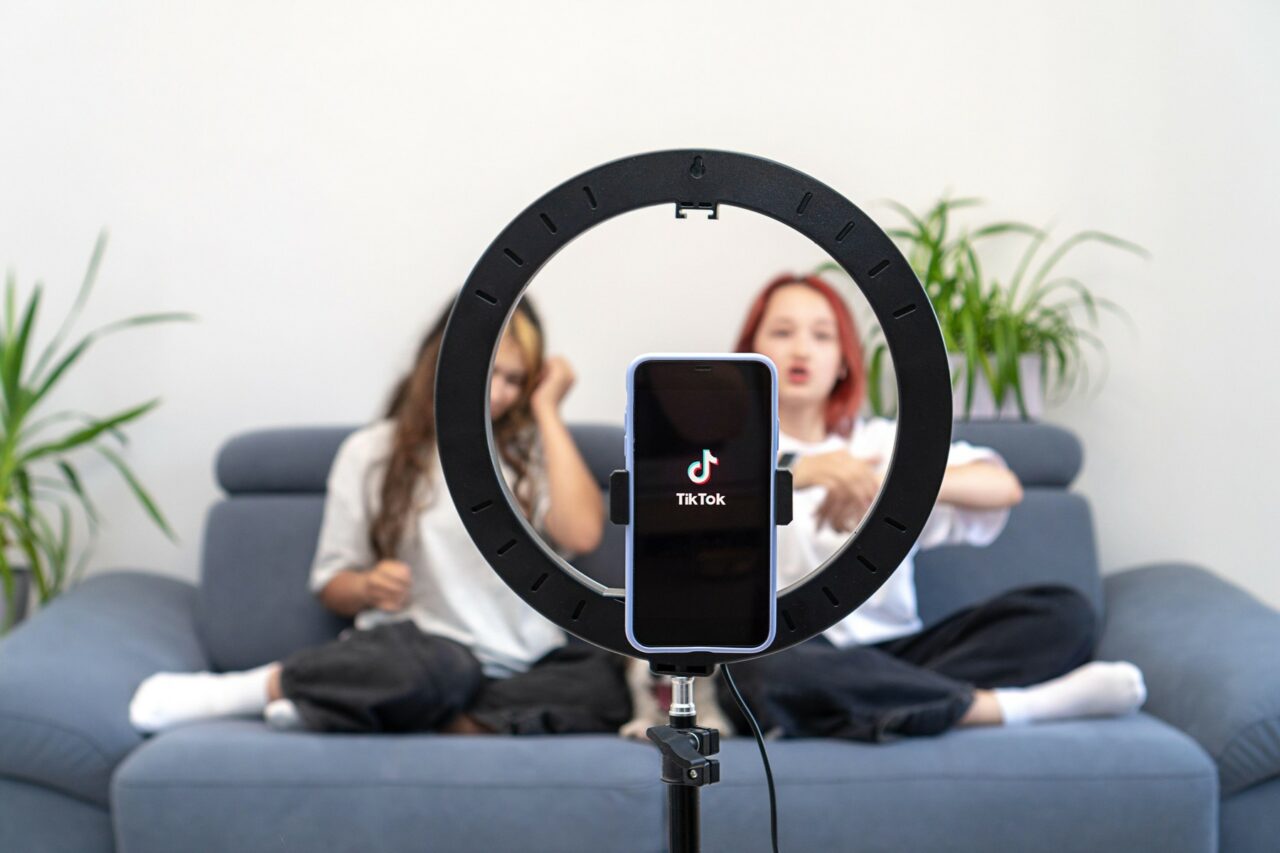 Rețelele sociale ar putea fi INTERZISE copiilor. Ideea „vârstei majoratului digital”, tot mai agreată în Europa. Ce spun psihologii