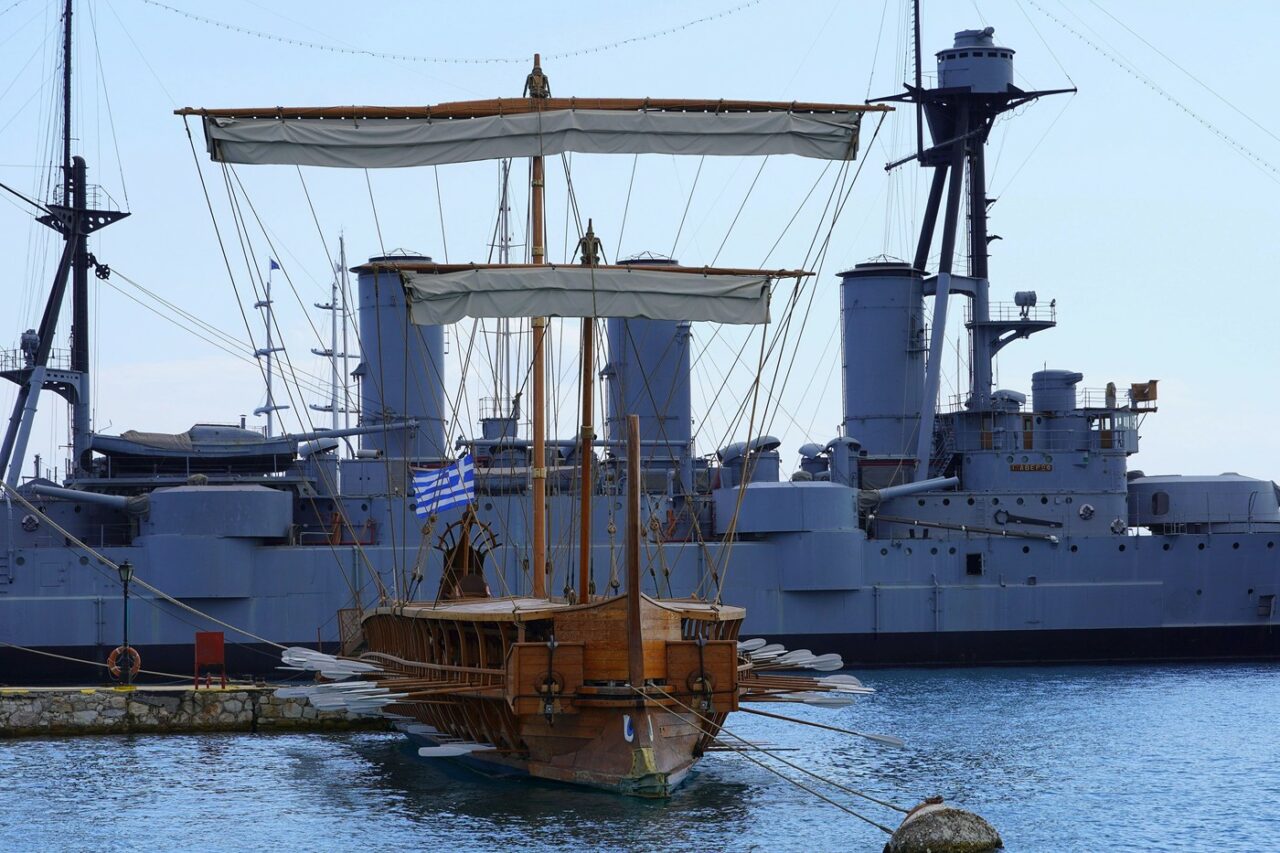 Doi români, ARESTAȚI în Grecia pentru spionaj la baza navală Salamis