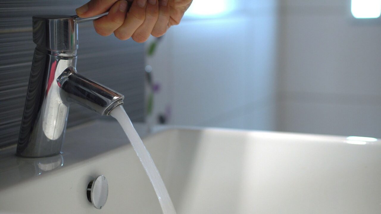 Noi lucrări la rețeaua de termoficare. Zeci de blocuri și instituții din București rămân temporar fără apă CALDĂ