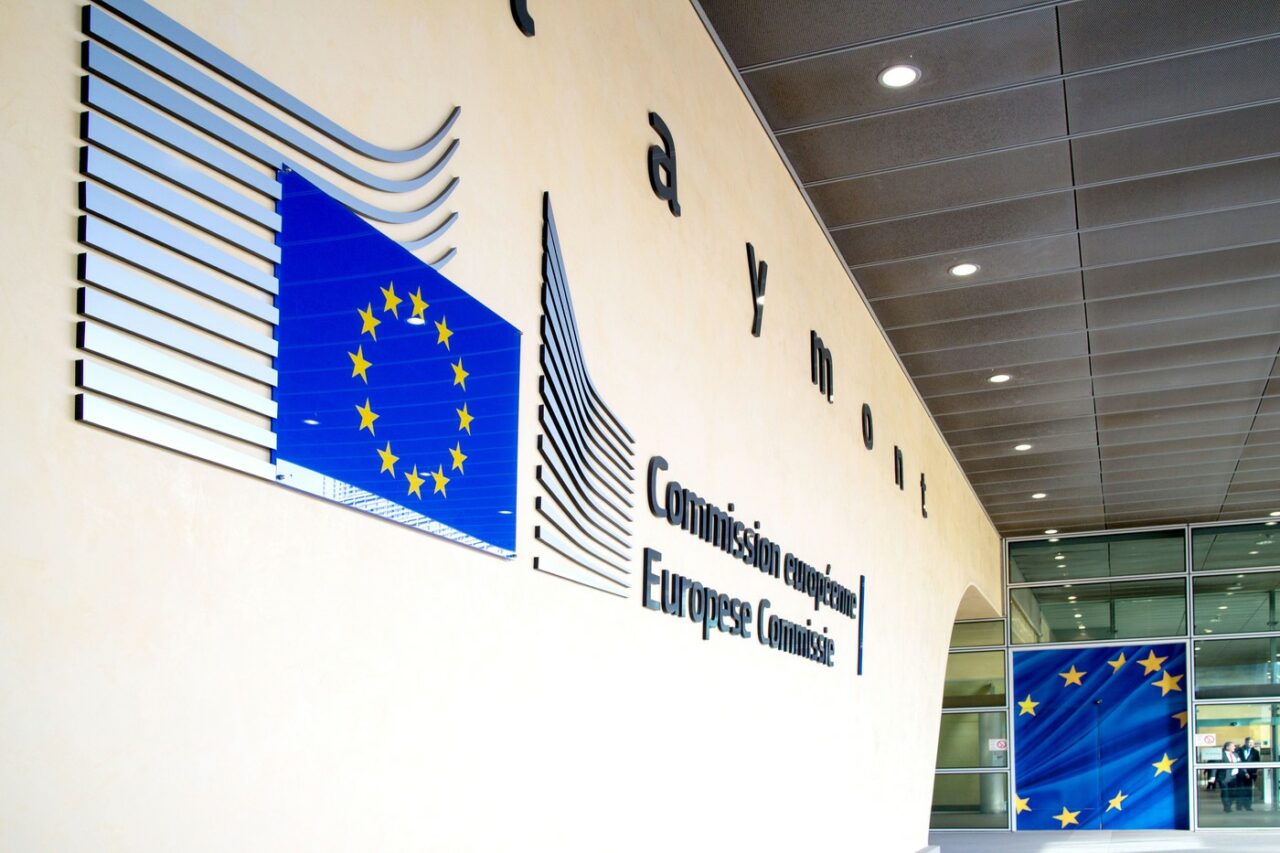 Comisia Europeană cere EXPLICAȚII Guvernului Bolojan după tăierea salariilor de la ANCOM