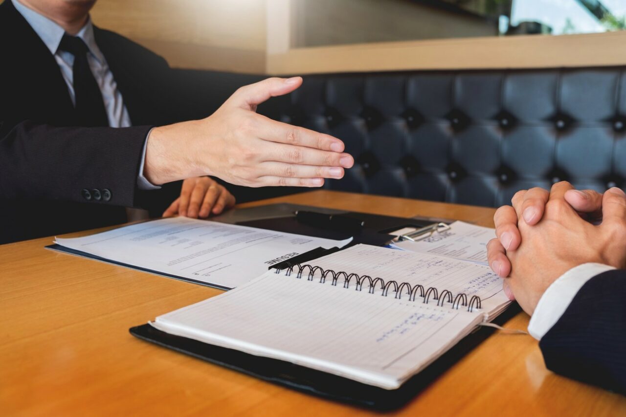 SIE scoate la concurs zeci de posturi. De la spioni, șoferi, IT-iști și experți social media. Ce salarii oferă și care sunt condițiile de angajare