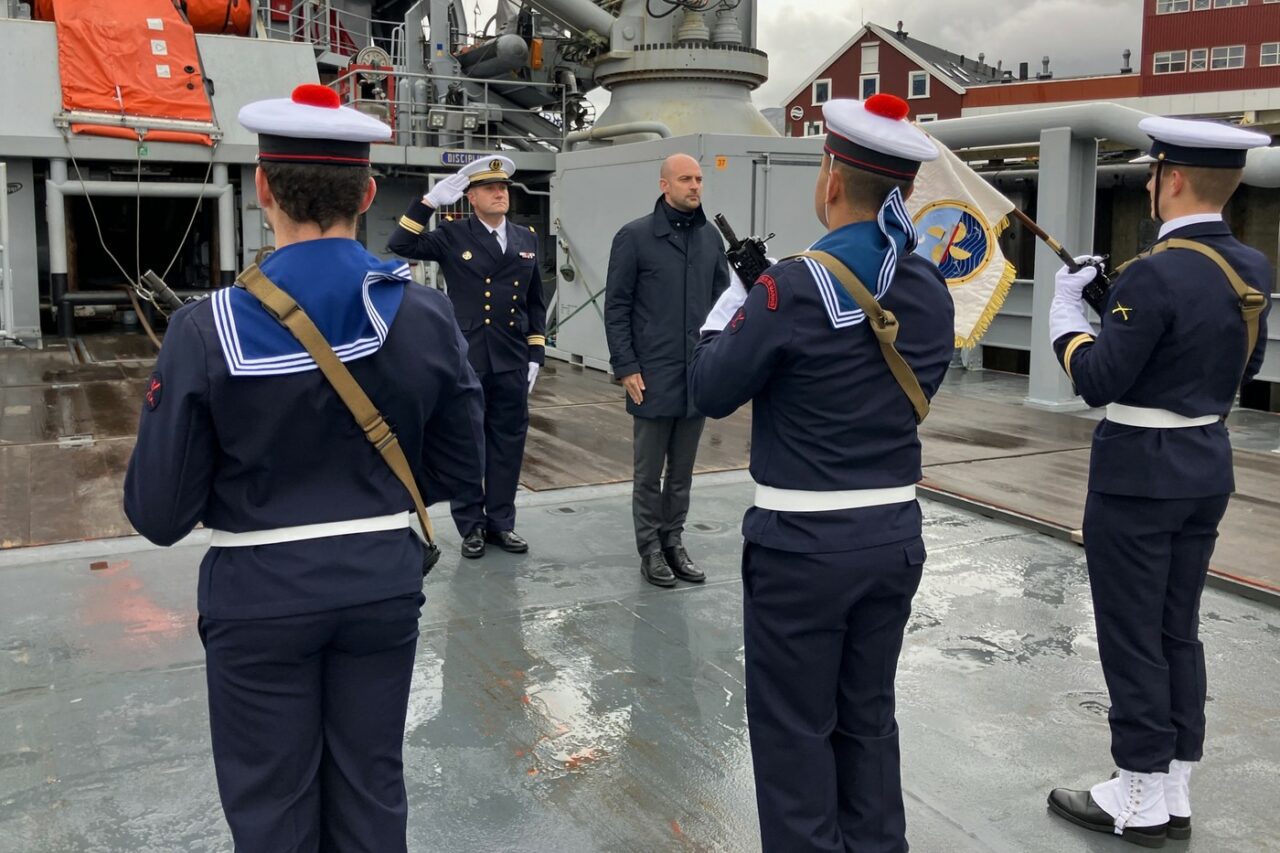 Franța denunță interferențele EXTERNE în politica Groenlandei/ Barrot avertizează că insula „nu este de vânzare”