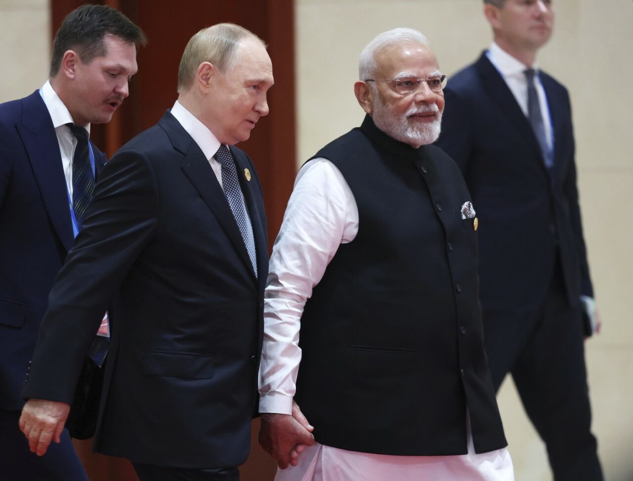 Putin și Modi au pășit la summitul din China ținându-se de MÂNĂ, apoi s-au îmbrățișat călduros: „S-au simțit ca acasă” – VIDEO