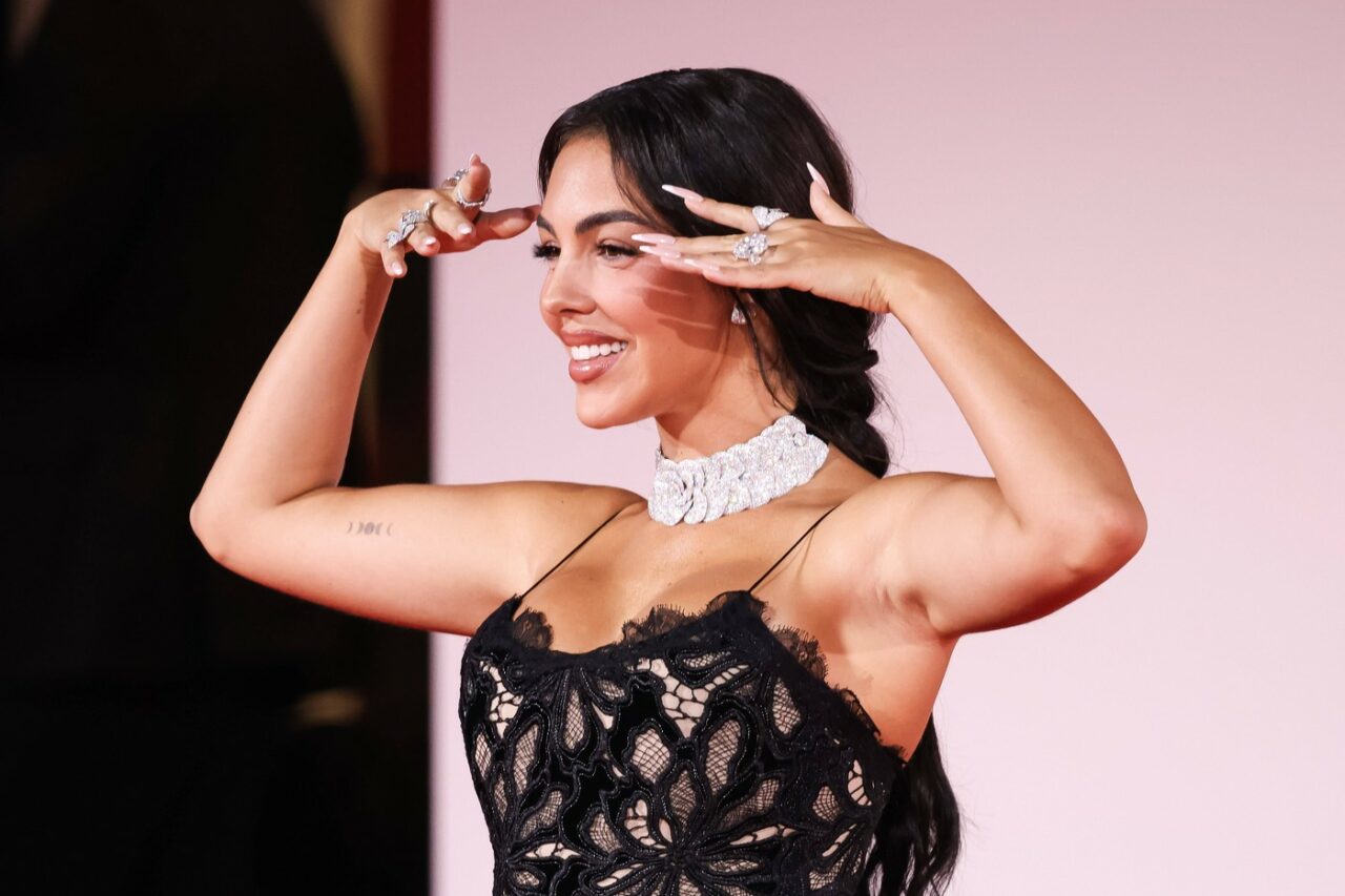 Georgina Rodriguez a avut o apariție fabuloasă pe covorul roșu. Cum a „defilat” partenera lui Cristiano Ronaldo cu inelul de logodnă de 10.000.000 $