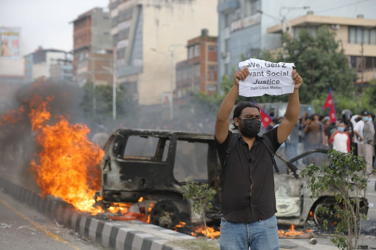 Proteste sângeroase în Nepal. 19 morți și peste 100 de răniți după INTERDICȚIA Facebook și YouTube. Guvernul a schimbat radical decizia