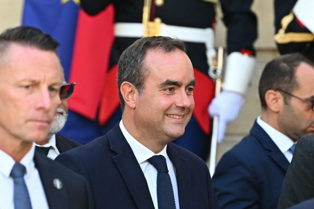 FRANȚA se confruntă cu un moment crucial/ Premierul elaborează noile strategii pentru a soluționa criza politică