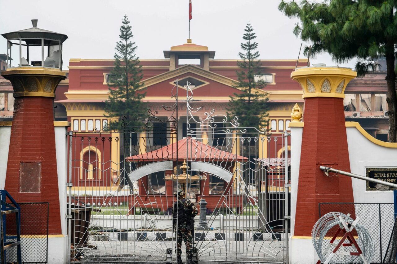 Momentul în care premierul Nepalului e EVACUAT cu elicopterul. Imaginile amintesc de Revoluția din 1989 din România