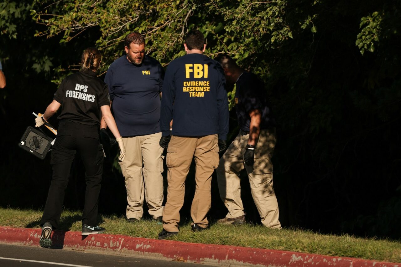 CNN: Posibile indicii despre identitatea ASASINULUI lui Charlie Kirk, în mesajele scrijelite pe pușca și muniția găsite de FBI