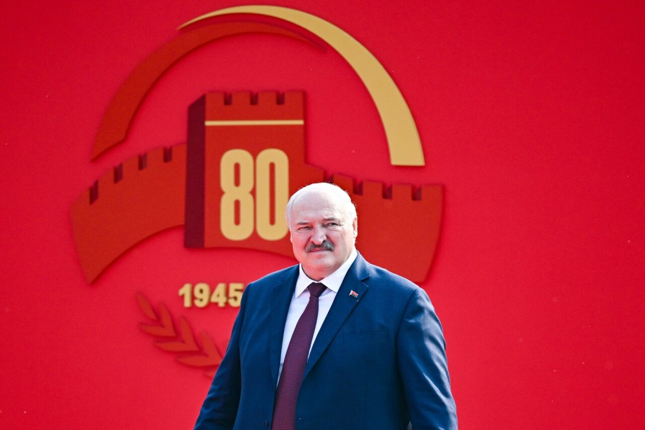 Lukașenko aleargă după doi iepuri. S-a jucat cu Putin de-a războiul, la Zapad 2025, dar curtează SUA. „Are sabia lui Damocles deasupra capului”