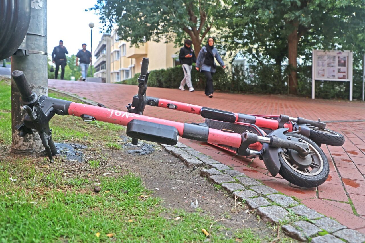 TROTINETELE electrice, interzise pe străzi într-un oraș din România, după un accident în care un adolescent de 15 ani a murit