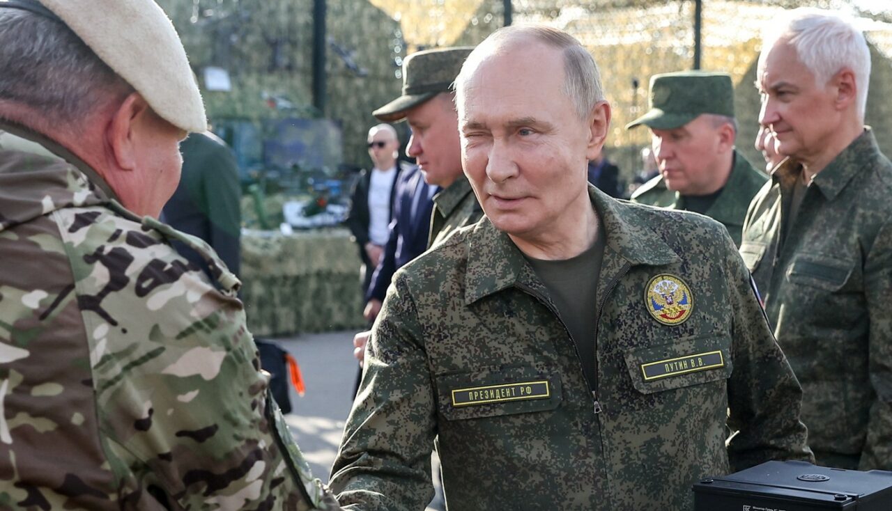 Vladimir Putin, îmbrăcat în UNIFORMĂ militară la manevrele „Zapad-2025”