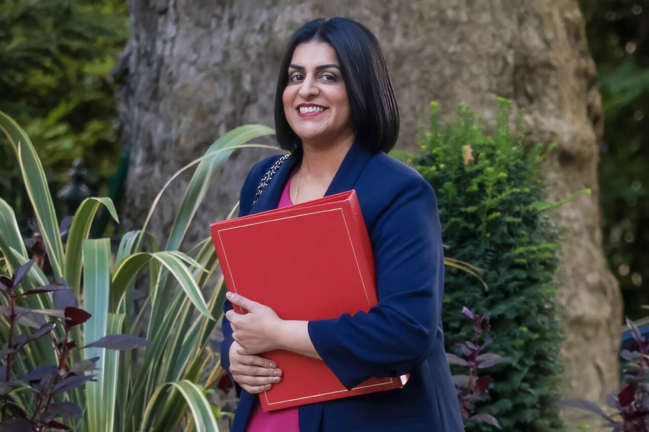 Marea Britanie ar urma să impună condiții mai STRICTE pentru imigranții care doresc să obțină reședință permanentă