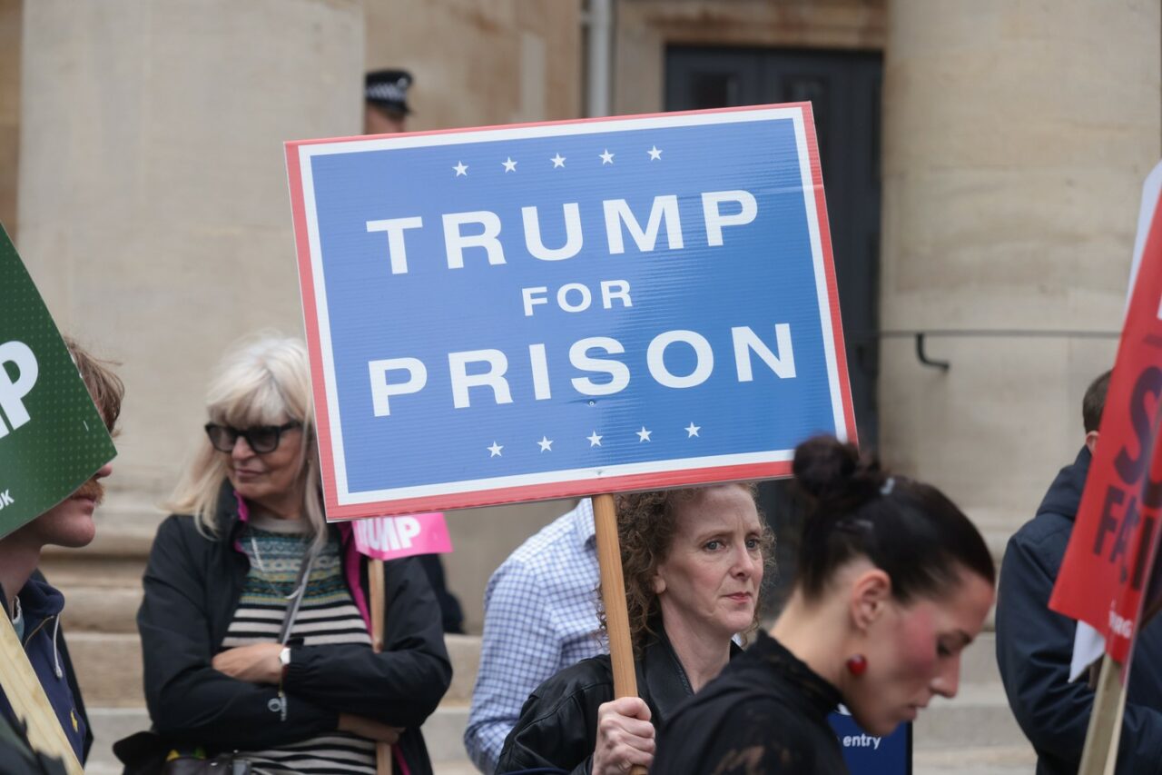 Mii de oameni protestează la LONDRA, în timp ce regele Charles și regina Camilla l-au primit pe președintele Trump la Windsor