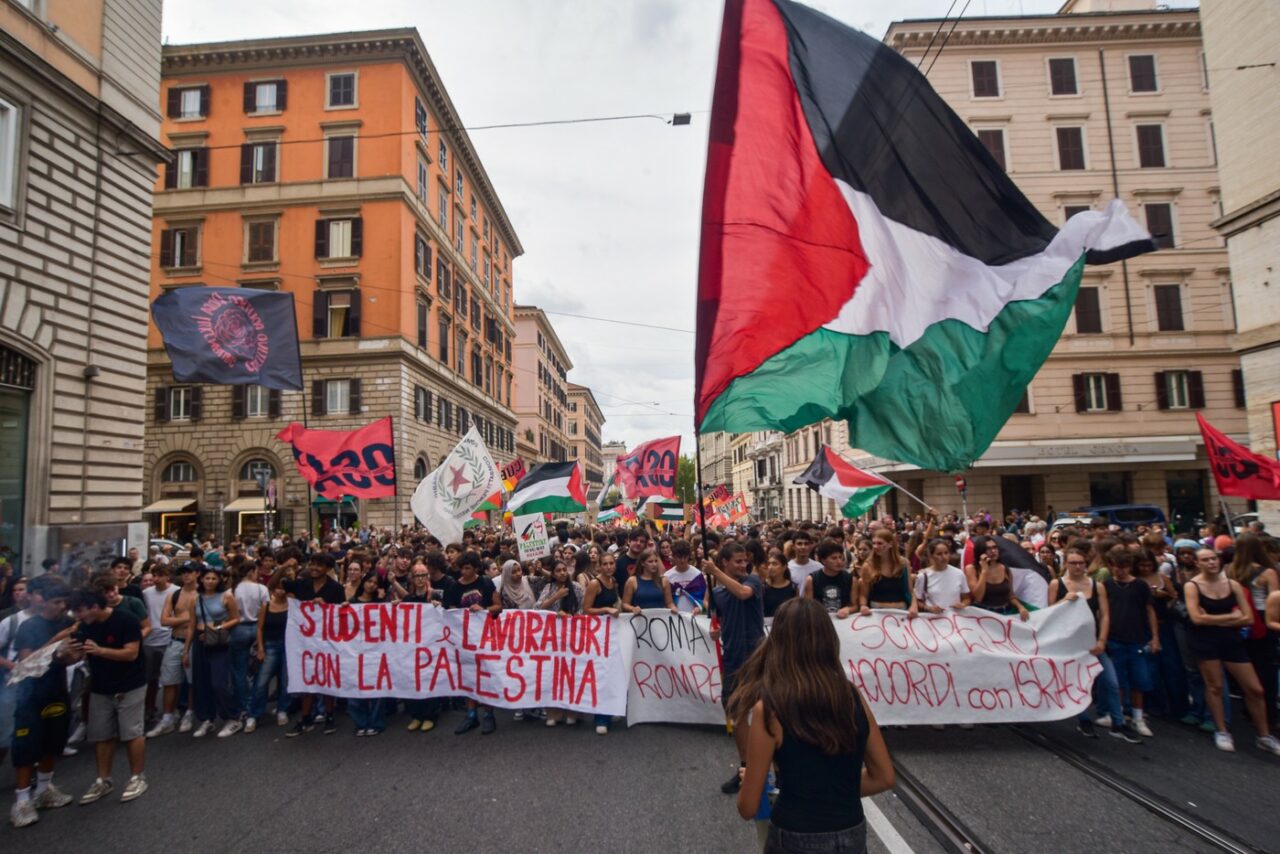 Zeci de mii de persoane au PROTESTAT în Italia împotriva acțiunilor Israelului în Gaza. Mai multe porturi au fost blocate