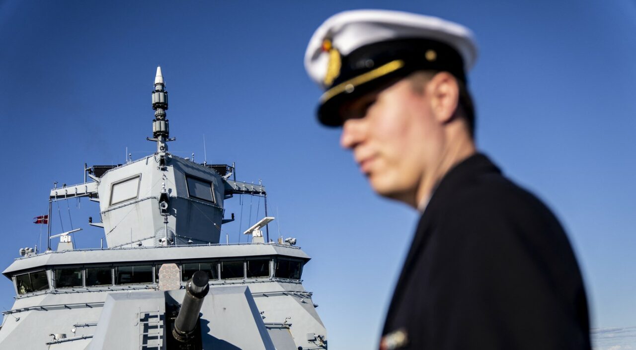 Navă de război germană, survolată de un avion militar al Rusiei. Ministrul Apărarii de la Berlin: „Putin vrea să PROVOACE statele NATO”